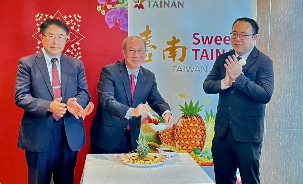 新加坡食品展後首批銷往新加坡鳳梨貨櫃今裝櫃 黃偉哲：盼一試成主顧