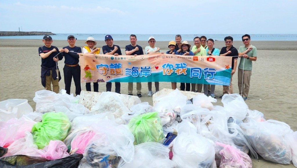 奇美醫院攜手十家在地企業淨灘　台南觀夕平台吹起海洋永續風