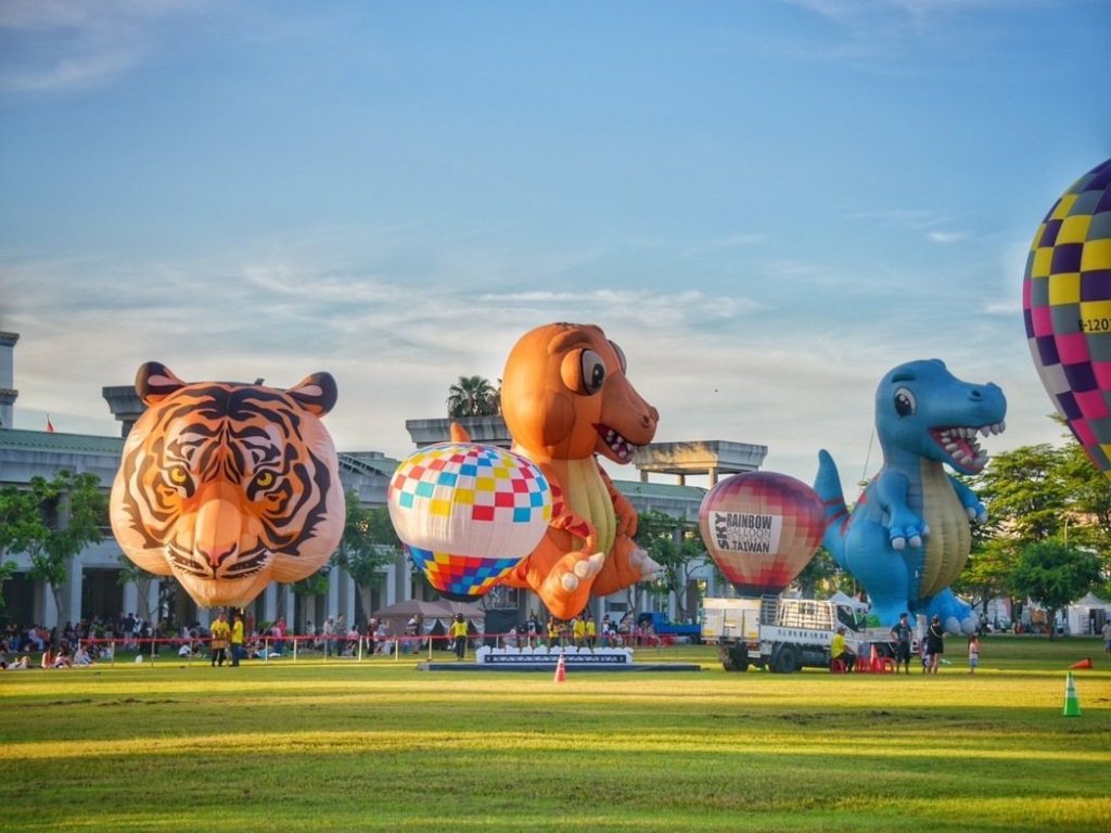 臺南熱氣球派對盛大登場！首日吸引近6萬人次 熱氣球光雕×無人機展演點亮夜空