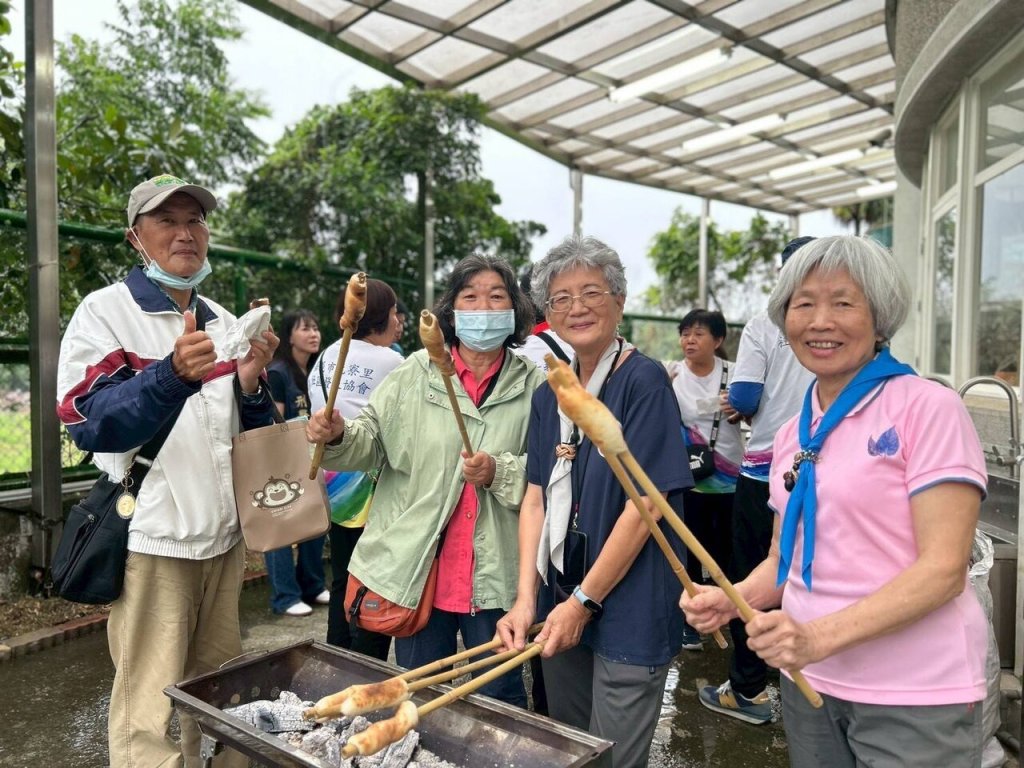 嘉義市警局創新反詐活動 陪長輩「攀」出防詐新視野